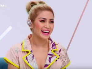 Foto: Gaya Jedar Jadi Juri Tamu Asias Next Top Model, Bikin Pangling!