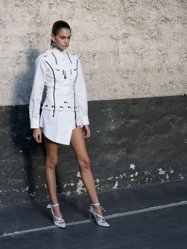 Selain Bella Hadid dan Kendall Jenner, fashion show juga menampilkan Kaia Gerber. Model pendatang baru yang tengah naik daun ini merupakan putri dari supermodel senior Cindy Crawford. (Foto: Getty Images)