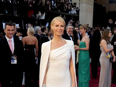 Gwyneth Paltrow Akan Menikah, Ini Gayanya Bergaun Putih Mirip Pengantin