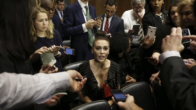 Beri Dukungan Korban Pelecehan, Pakaian Alyssa Milano Jadi Sorotan