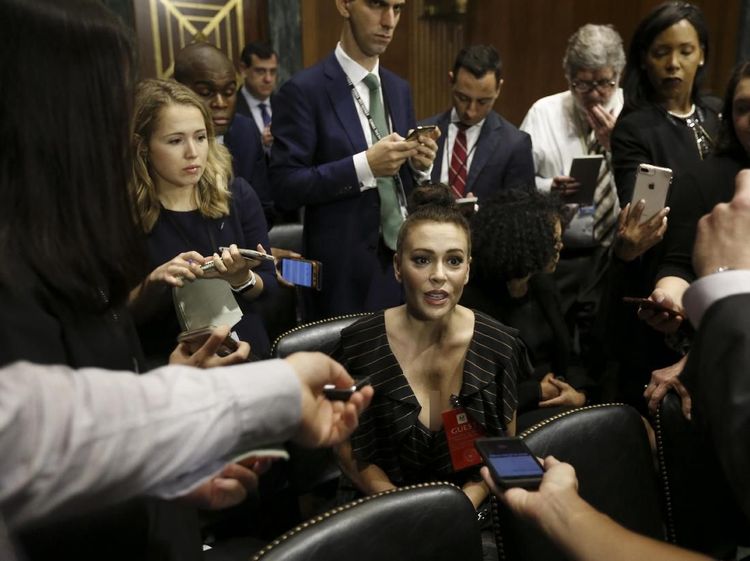 Beri Dukungan Korban Pelecehan, Pakaian Alyssa Milano Jadi Sorotan