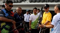 Menteri Sosial Agus Gumiwang Kartasasmita (AGK) tampak mencoba memanah saat mengunjungi venue pertandingan panahan Asian Para Games 2018.