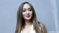 Zaskia Gotik saat ditemui usai tampil di Brownis Trans TV, Jakarta Selatan pada Jumat (28/9). Pool/Palevi S/detikFoto.