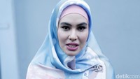 Kartika pun mengiyakan keinginan suaminya itu. Pool/Palevi S/detikFoto.