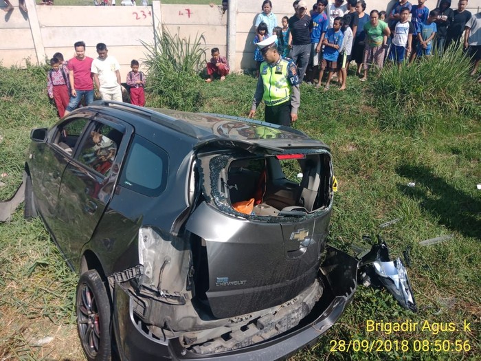 Minibus Pecah Ban di Tol Soroja, Dua Penumpang Luka Berat