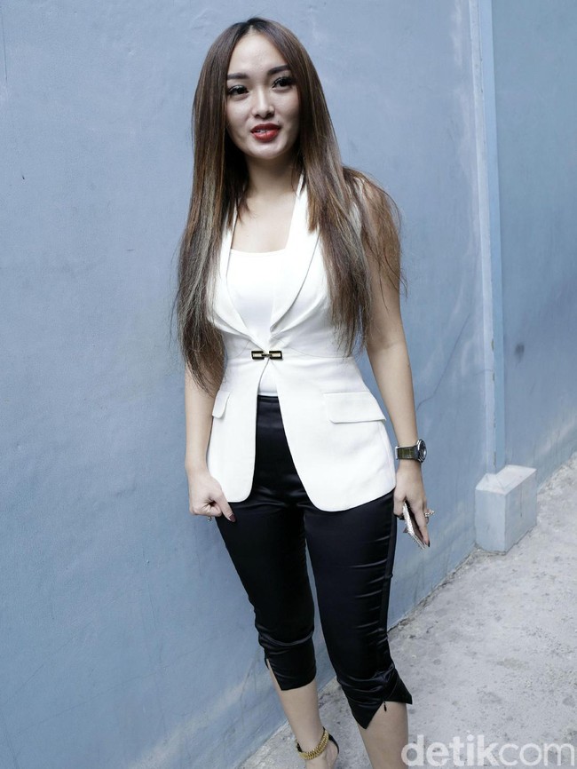 Zaskia Gotik kini pantang makan nasi demi menjaga bentuk tubuh. Sehari-harinya dia lebih banyak minum air putih, makan sayur-sayuran dan buah. Foto: Palevi S/detikFoto