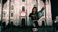 Main ke Italia, Thylane menyempatkan diri untuk berfoto dengan latar Gereja Katedral Milan yang terkenal. (thylaneblondeau/Instagram)