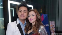 Awak media pun meminta Galih dan Barbie Kumalasari lebih mesra. Pool/Noel/detikFoto.