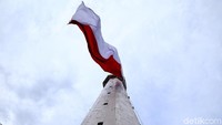 Di puncak menara juga terdapat bendera Merah Putih raksasa sebagai penanda wilayah Indonesia.