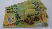 Untuk memudahkan aktivitas perdagangan tersebut, tersedia pula fasilitas penukaran uang atau money changer di sini. BRI adalah bank satu-satunya yang menyediakan layanan money changer di kawasan perbatasan Skouw.