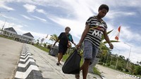 Saat siang hingga sore hari, barulah mereka biasanya kembali menyebrang ke Papua Nugini. Tas-tas yang tadi kosong sudah dipenuhi berbagai belanjaan. Begitu juga dengan gerobak pasir yang sebelumnya kosong di pagi hari, telah terisi dengan berbagai barang-barang untuk dibawa pulang.