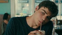Ini salah satu adegan Noah yang paling dikenang di film To All The Boys Ive Loved Before. Minum milkshake dengan whipped cream dan cherry jadi pilihannya. Foto: Twitter @noahcent