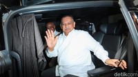 Sofyan Basir masuk ke mobilnya.