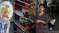 Dagangan yang dijual mulai dari sepatu hingga buah-buahan.