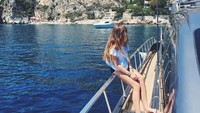 Kecintaannya dengan air dibuktikan dengan banyaknya liburan Thylane di pantai. Ini waktu berlayar di Monako. (thylaneblondeau/Instagram)