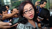 Direktur Jenderal Pengelolaan Limbah, Sampah dan Bahan Beracun Berbahaya (PSLB3) Kementerian LHK Rosa Vivien Ratnawati berjalan usai menjalani pemeriksaan di gedung KPK, Jakarta, Jumat (28/9/2018).