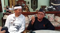 Budayawan dan anggota DPR RI Dedi Mulyadi saat mengunjungi Solihin GP (Foto: Mochamad Solehudin)