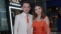 Randy dan Cassie tampil dengan baju berwarna senada. Foto: Noel/detikHOT