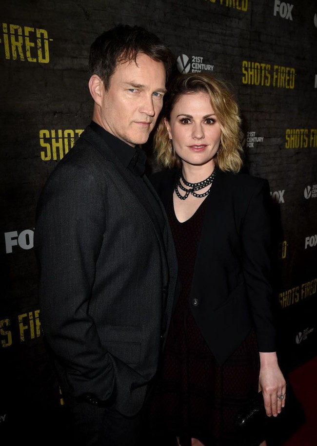 Anna Paquin dan Stephen Moyer adalah pasangan artis yang bertemu dalam film True Blood pada 2008. Setelah terkena cinta lokasi, keduanya memutuskan untuk menikah pada  2010. Foto: Kevin Winter/Getty Images