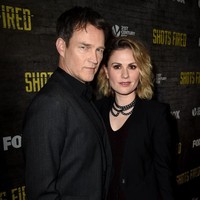 Anna Paquin dan Stephen Moyer adalah pasangan artis yang bertemu dalam film True Blood pada 2008. Setelah terkena cinta lokasi, keduanya memutuskan untuk menikah pada  2010. Foto: Kevin Winter/Getty Images