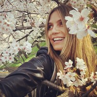 Cuci muka dengan sampo bayi tentu dilakukan bukan tanpa alasan. Supermodel tersebut mengatakan jika sampo bayi bisa menjadi pembersih wajah yang lembut untuk wajah. Aku pikir apapun yang kamu berikan pada anak-anak seharusnya juga bagus untuk orang dewasa, kata Heidi kepada HelloGiggles. Foto: Instagram @heidiklum