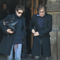 Penampilan Jane Birkin beberapa tahun lalu sembari menenteng Hermes Birkin. Hampir tiga dekade lebih sejak diluncurkan, tas tersebut masih diminati dan menjadi simbol status tersendiri berkat harganya yang bisa mencapai 200.000 poundsterling atau sekitar Rp 3,8 miliar, tergantung jenis kulitnya. (Foto: Getty Images)