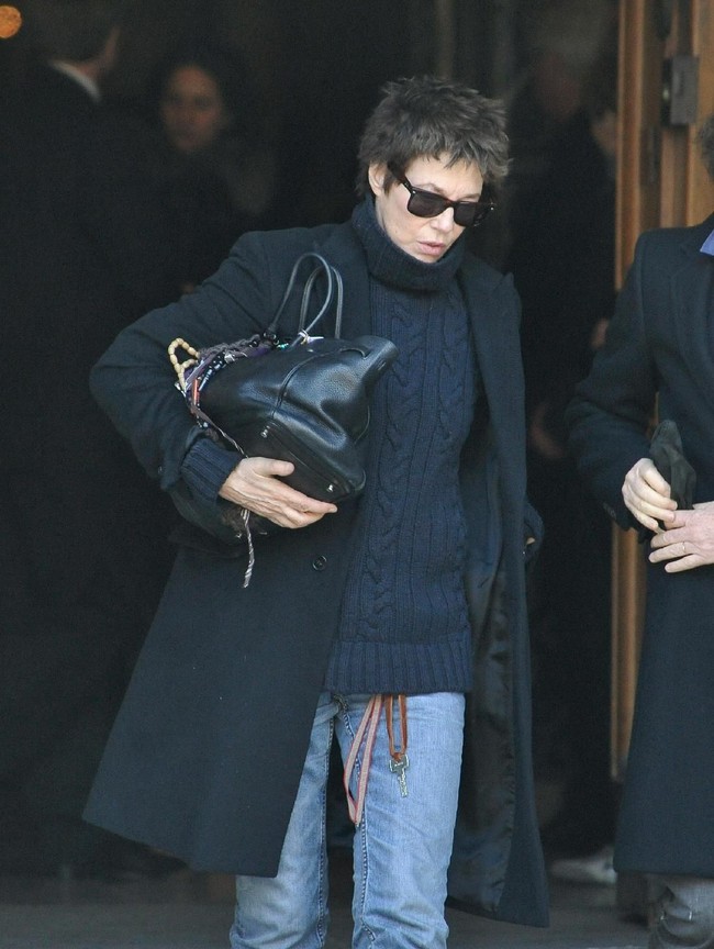 Penampilan Jane Birkin beberapa tahun lalu sembari menenteng Hermes Birkin. Hampir tiga dekade lebih sejak diluncurkan, tas tersebut masih diminati dan menjadi simbol status tersendiri berkat harganya yang bisa mencapai 200.000 poundsterling atau sekitar Rp 3,8 miliar, tergantung jenis kulitnya. (Foto: Getty Images)