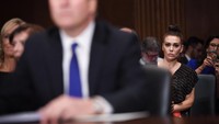 Selain busana yang dikenakannya, tatapan tajamnya pada Senator Brett Kavanaugh menjadi pembicaraan di dunia maya. Saul Loeb - Pool /Getty Images
