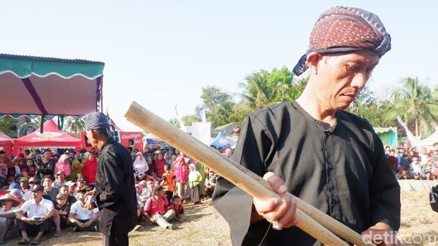 Tradisi Ujungan untuk meminta hujan di Banjarnegara.