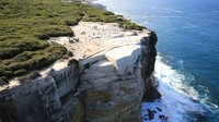 Saat datang ke pesta pernikahan, umumnya traveler akan menjumpai kue pernikahan berwarna putih di permukaannya dan berlapis-lapis di dalamnya. Nah batu ujung tebing ini bentuknya mirip seperti kue pernikahan (Office of Environment and Heritage, NSW)