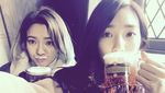 Cantiknya Tiffany Young Saat Ngopi dan Pose Bareng Gulali