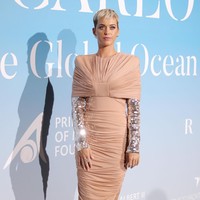 Katy tampil cantik dengan gaun bersiluet cape dan lengan panjang yang berbeda material, yakni sequin. Sementara Orlando gagah berbalut blazer hitam dengan kemeja putih. Foto: Getty Images