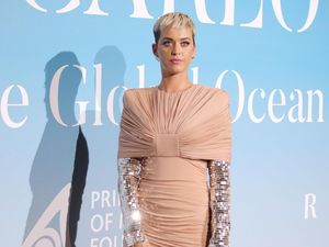 Katy Perry Dituntut Rp 2,1 M Setelah Posting Foto Bergaya Ala Hillary Clinton