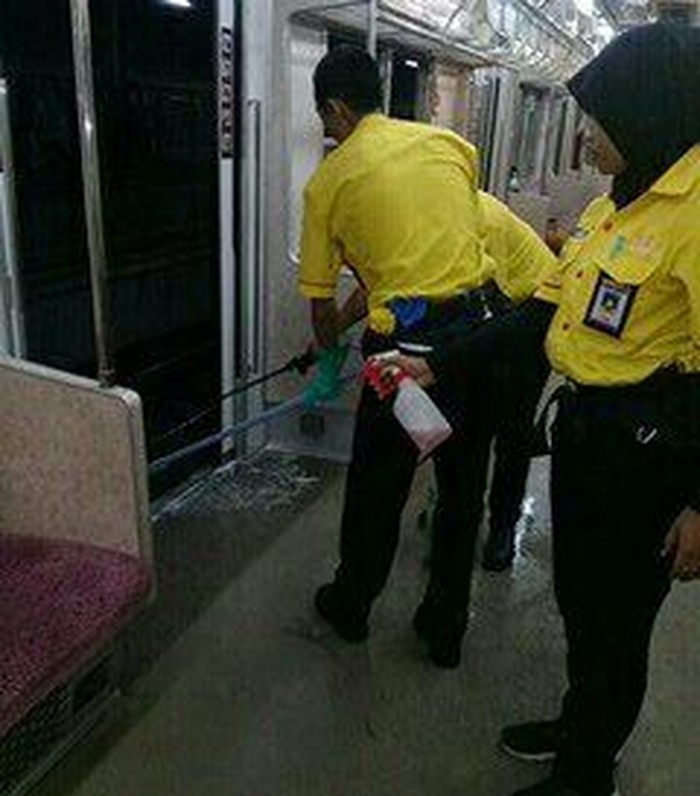Ada Penumpang BAB, Gerbong KRL Dibersihkan 2 Kali