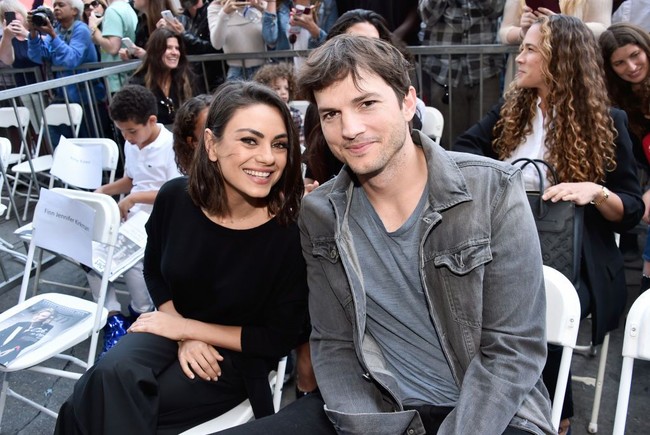 Ashton Kutcher sudah mengenal Mila Kunis sejak sama-sama terlibat di sitkom That 70s Show dari 1998 sampai 2006. Namun, mereka baru menjalin asmara pada 2012 menyusul perceraian Ashton dari Demi Moore. (Foto: Alberto E. Rodriguez/Getty Images)