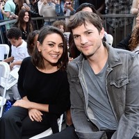 Ashton Kutcher sudah mengenal Mila Kunis sejak sama-sama terlibat di sitkom That 70s Show dari 1998 sampai 2006. Namun, mereka baru menjalin asmara pada 2012 menyusul perceraian Ashton dari Demi Moore. (Foto: Alberto E. Rodriguez/Getty Images)