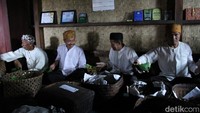 Sebelum pelaksanaan upacara dilakukan pembersihan benda pusaka seperti keris, pisau, tombak, golok dan lainnya. Kegiatan ini hanya dapat dilakukan oleh keturunan dari leluhur Kampung Adat Cikondang (Wisma/detikTravel)