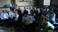 Tidak hanya warga Kampung Adat Cikondang, upacara adat itu juga dinantikan oleh warga lainnya yang ingin menyaksikan upacara ini (Wisma/detikTravel)