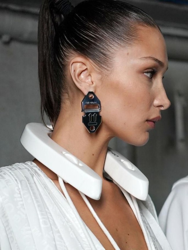 Tidak ketinggalan anting unik yang bentuknya seperti pengait sabuk berbahan logam. (Foto: Getty Images)