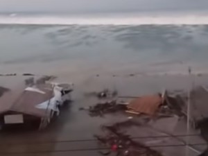 Detik-detik Tsunami Terjang Palu Terekam Video Viral