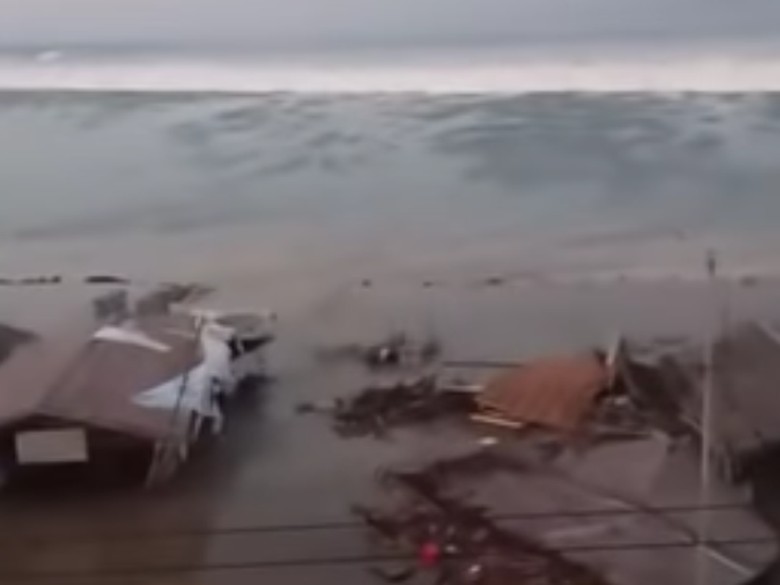 BNPB: Rumah di Sekitar Pantai Palu Hancur Diterjang Tsunami BNPB: Rumah di Sekitar Pantai Palu Hancur Diterjang Tsunami