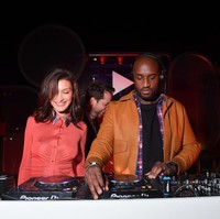 Bella saat menemani desainer Virgil Abloh yang unjuk kebolehan ber-DJ. (Foto: Getty Images)
