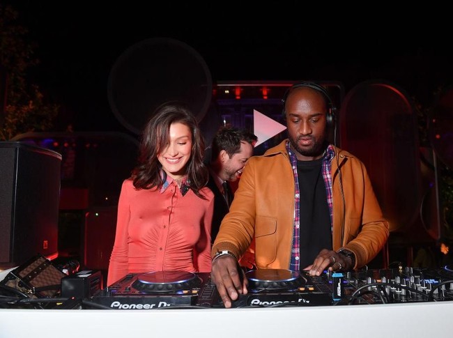 Bella saat menemani desainer Virgil Abloh yang unjuk kebolehan ber-DJ. (Foto: Getty Images)