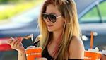Ini Bukti Kalau Avril Lavigne Ternyata Doyan Makan Es Krim