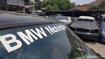Mengais Rezeki dari Bangkai Mobil