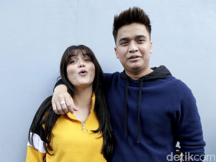 Senyum Billy Syahputra dan Hilda di Balik Serangan Kriss Hatta