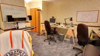 di sebelah garai ada ruang lain untuk menyimpan memorabilia Google. Foto: Google