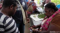 Kami menemui Kina pecahan, 1, 5, 10, 50, dan 100. Orang-orang Papua Nugini sering berbelanja ke sini, utamanya pada Selasa dan Kamis. Dua hari itu merupakan hari pasar di sana. Banyak transaksi jual-beli saat hari pasar.
