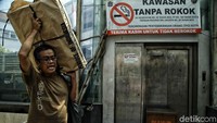 Sebenarnya terowongan itu telah dilengkapi dengan lift. Namun lift di TPO itu masih rusak.