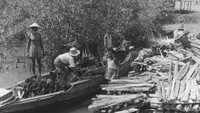 Tak hanya mengangkut warga di daerah Kalimantan. Perahu juga menjadi alat transportasi unutk mengangkut barang. Three Lions/Getty Images.